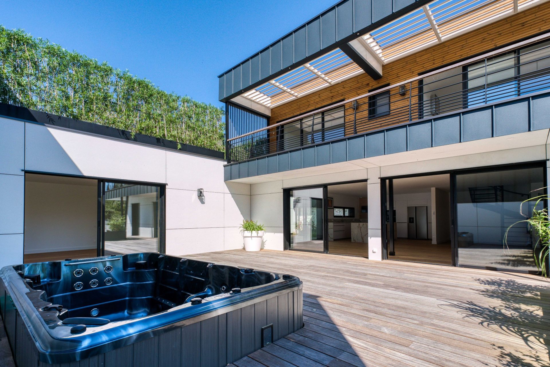 luxury house 6 Rooms for sale on VAUX SUR MER (17640)