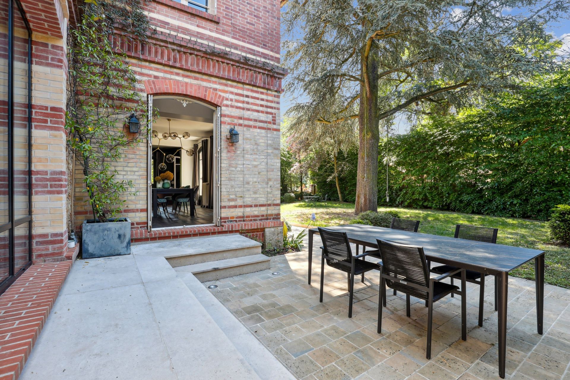 luxury house 8 Rooms for sale on VAUCRESSON (92420)