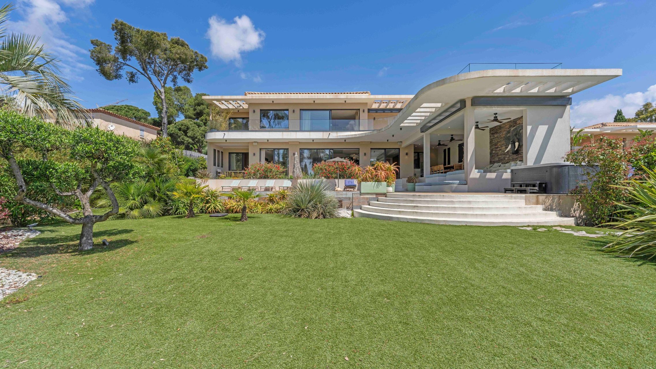 contemporary house 9 Rooms for sale on STE MAXIME (83120)