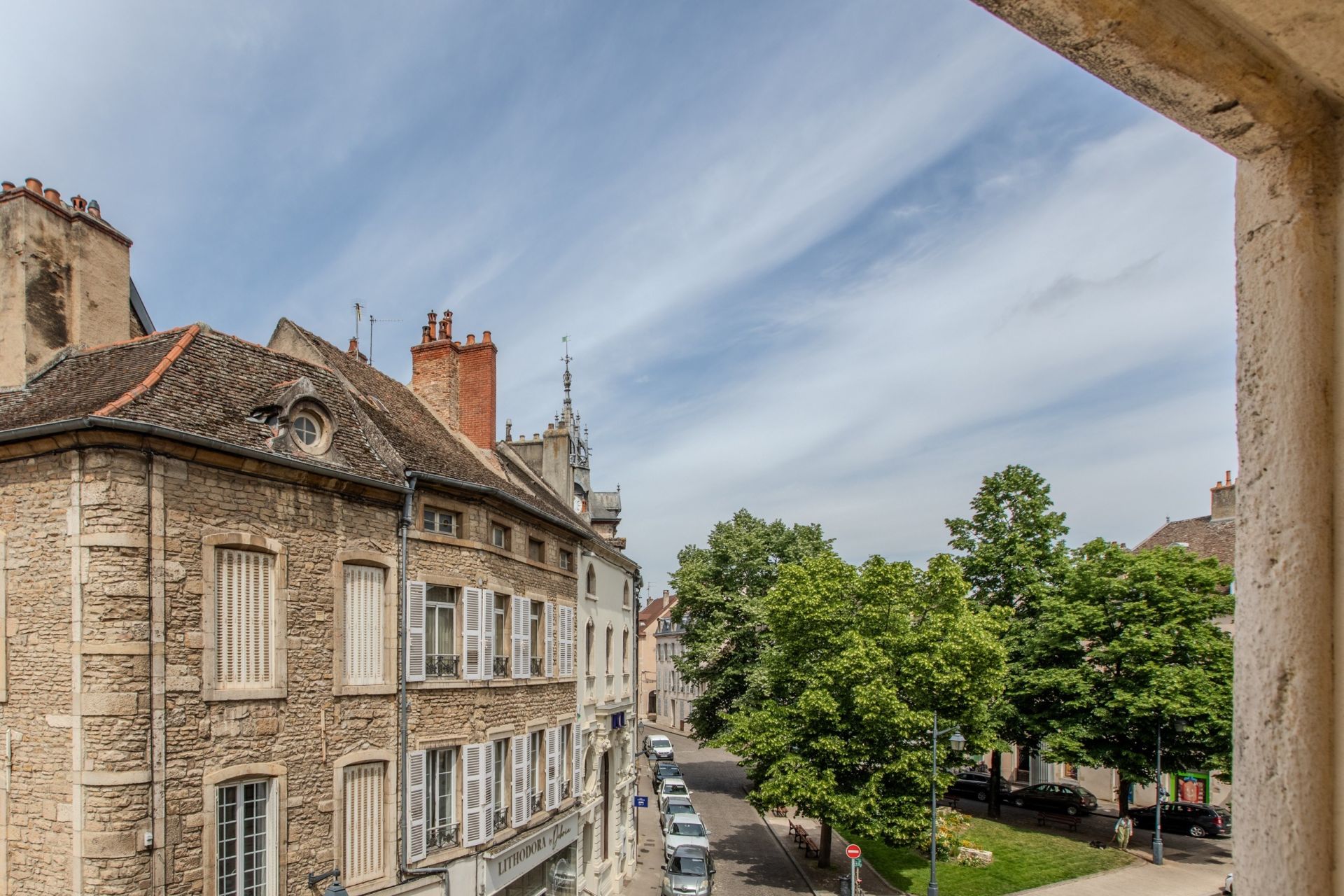 luxury apartment 4 Rooms for sale on BEAUNE (21200)