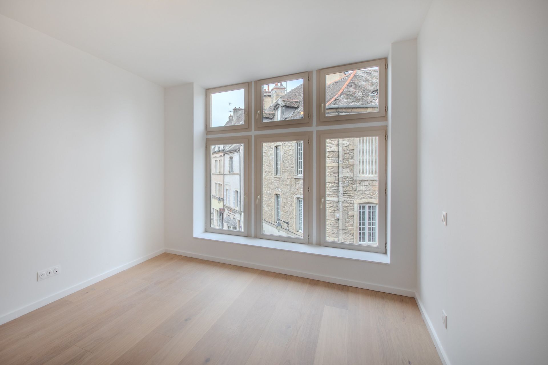 luxury apartment 4 Rooms for sale on BEAUNE (21200)