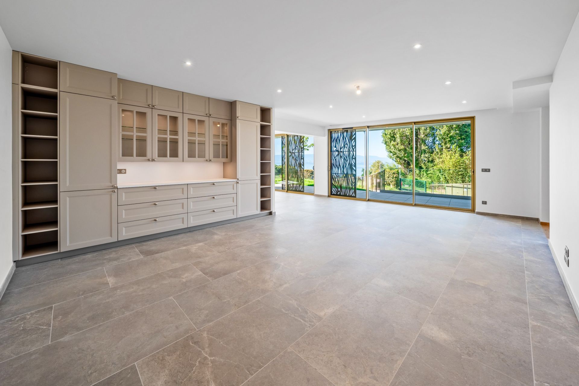 luxury apartment 6 Rooms for sale on EVIAN LES BAINS (74500)