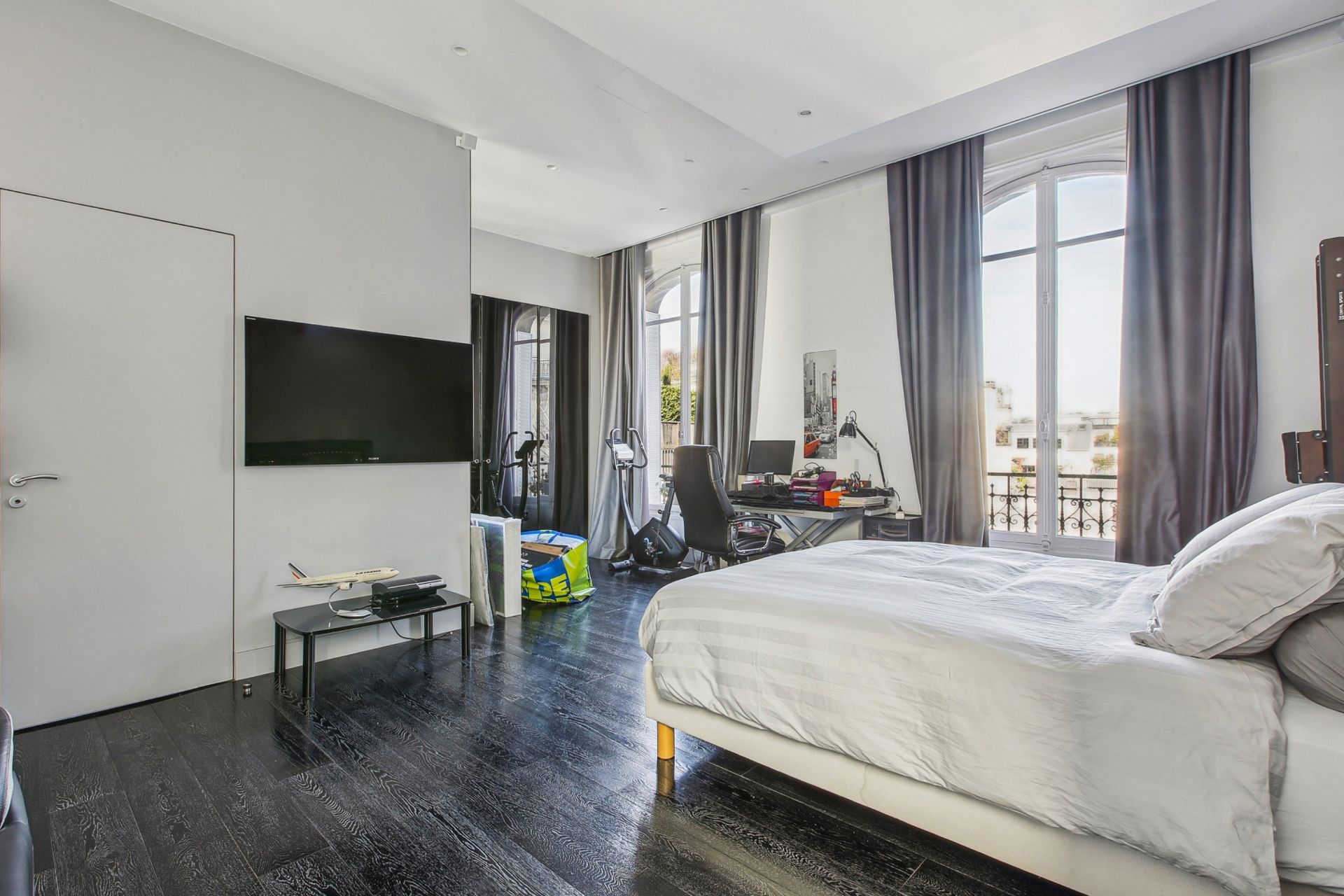 luxury apartment 7 Rooms for sale on PARIS (75116)