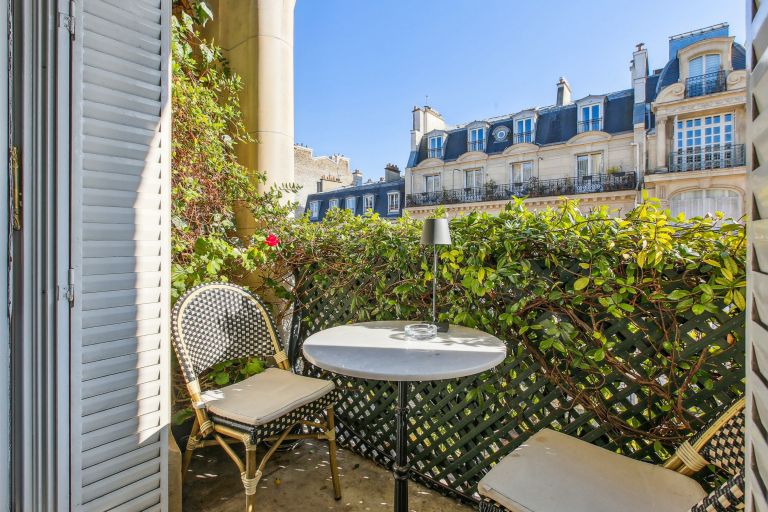 luxury apartment 7 Rooms for sale on PARIS (75116)