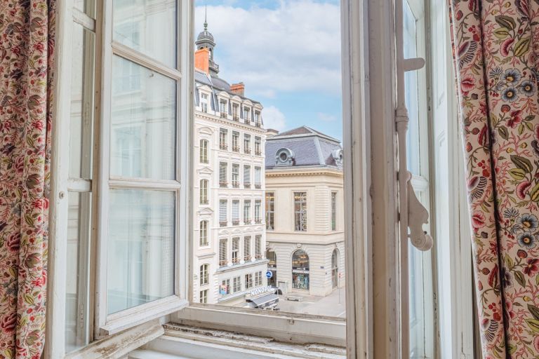 luxury apartment 7 Rooms for sale on LYON (69002)