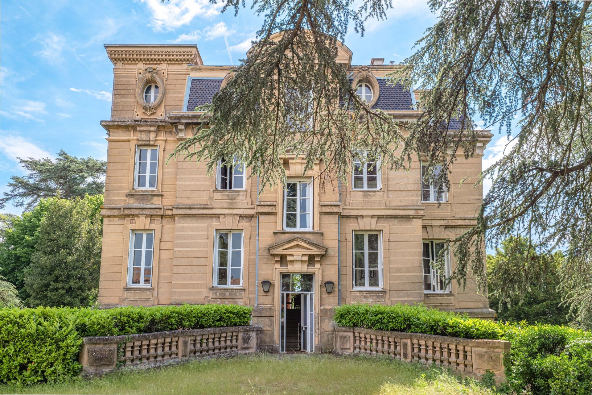mansion 10 Rooms for sale on BRIGNAIS (69530)