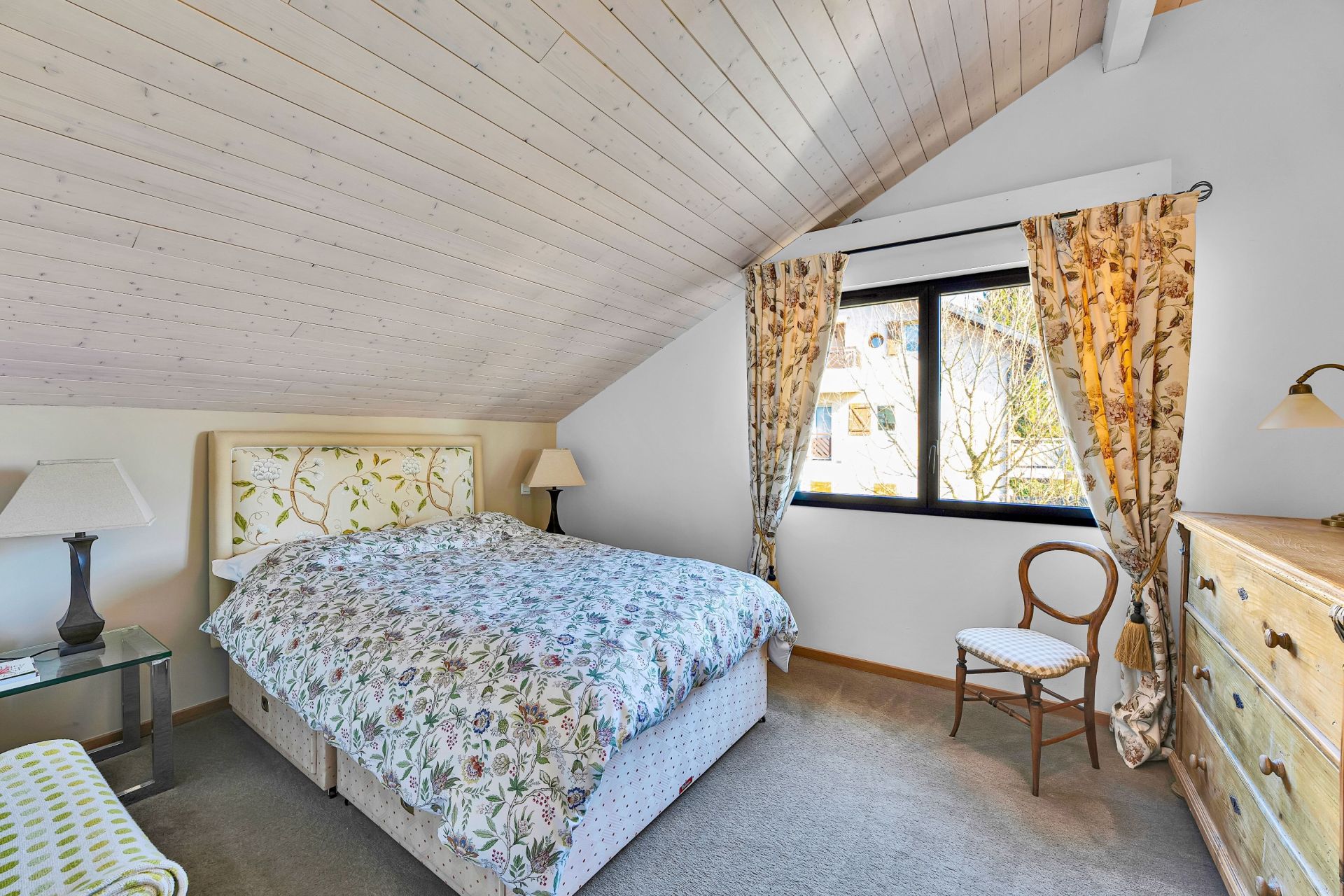 luxury house 8 Rooms for sale on DIVONNE LES BAINS (01220)