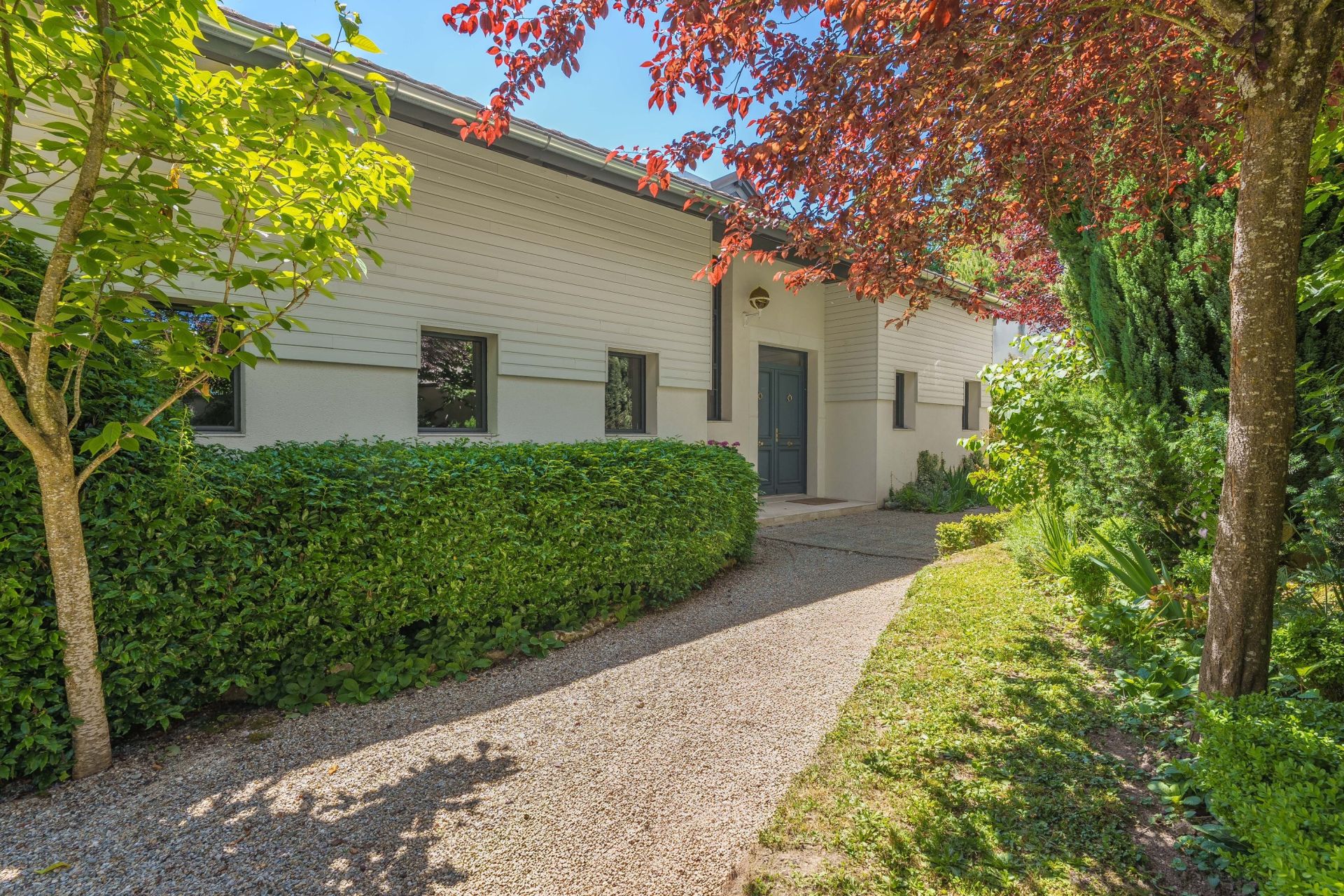 luxury house 8 Rooms for sale on DIVONNE LES BAINS (01220)