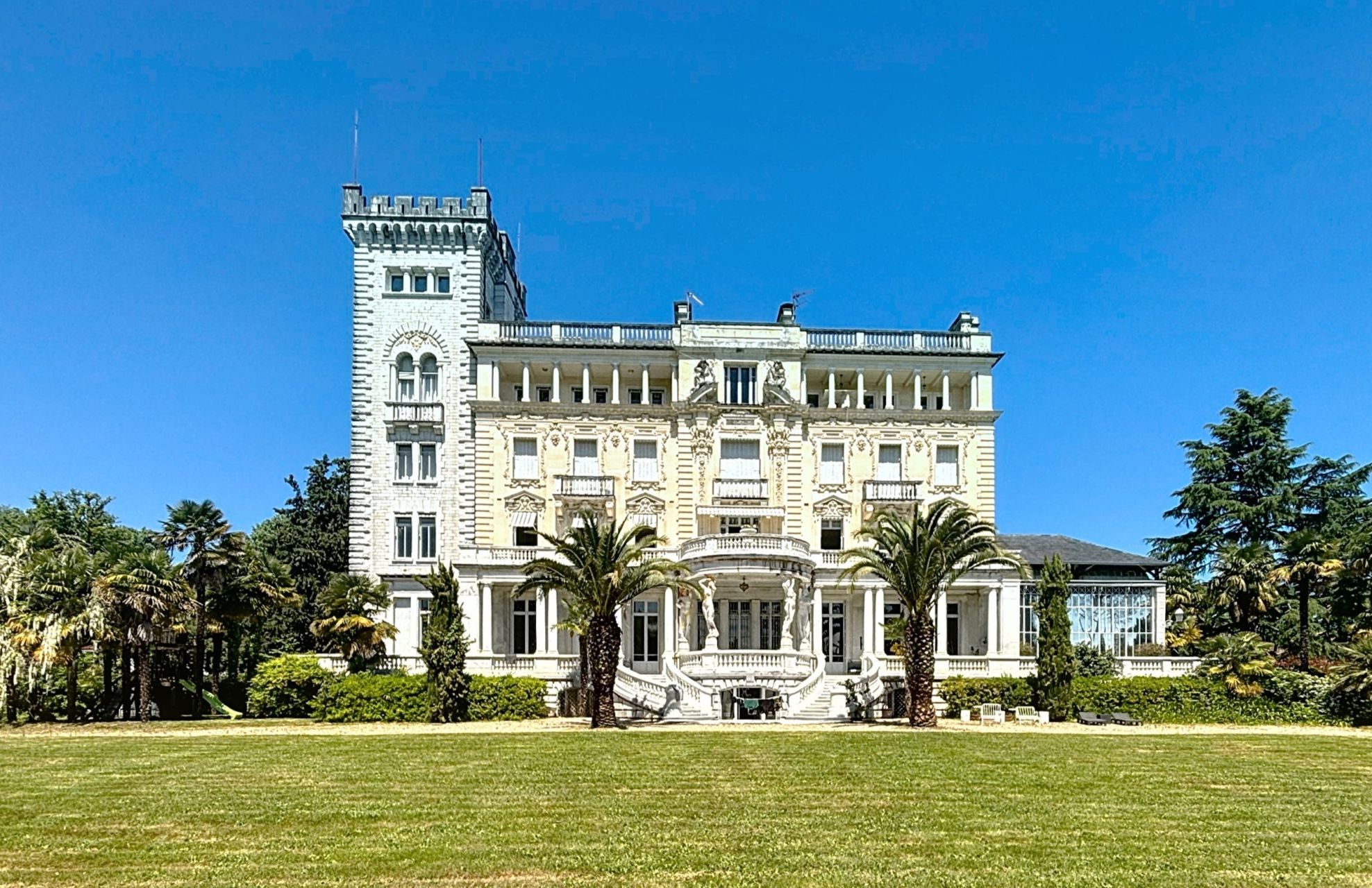 luxury apartment 8 Rooms for sale on PAU (64000)