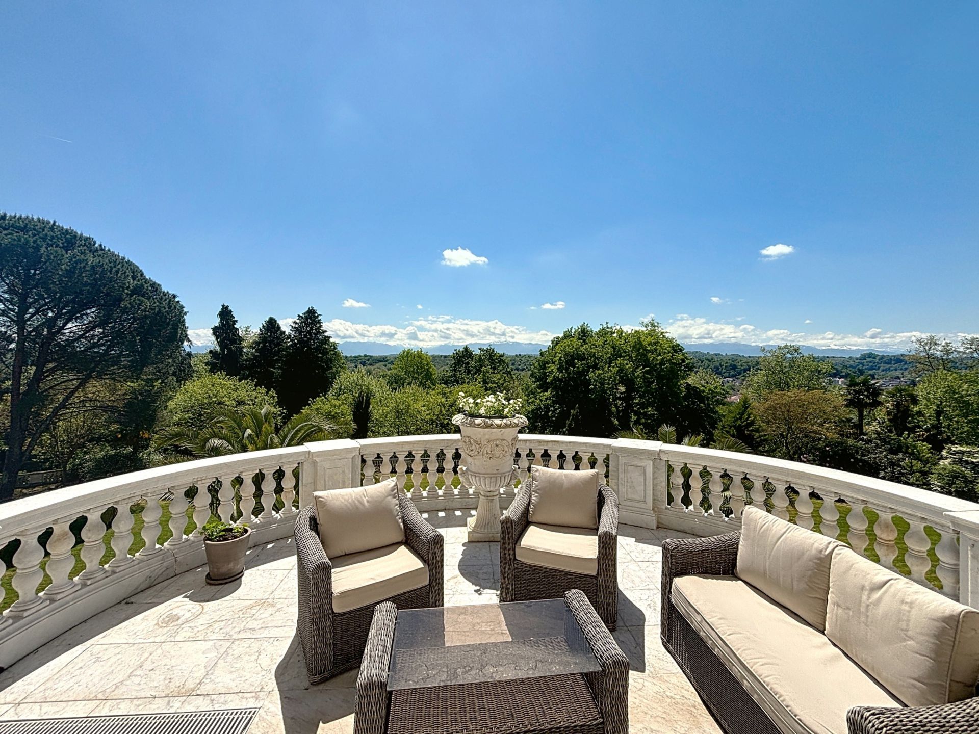 luxury apartment 8 Rooms for sale on PAU (64000)