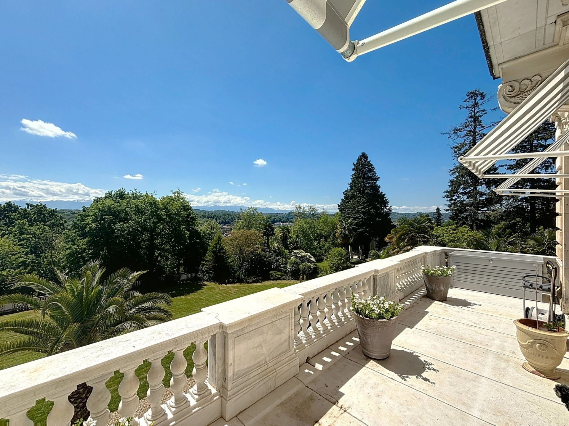 luxury apartment 8 Rooms for sale on PAU (64000)