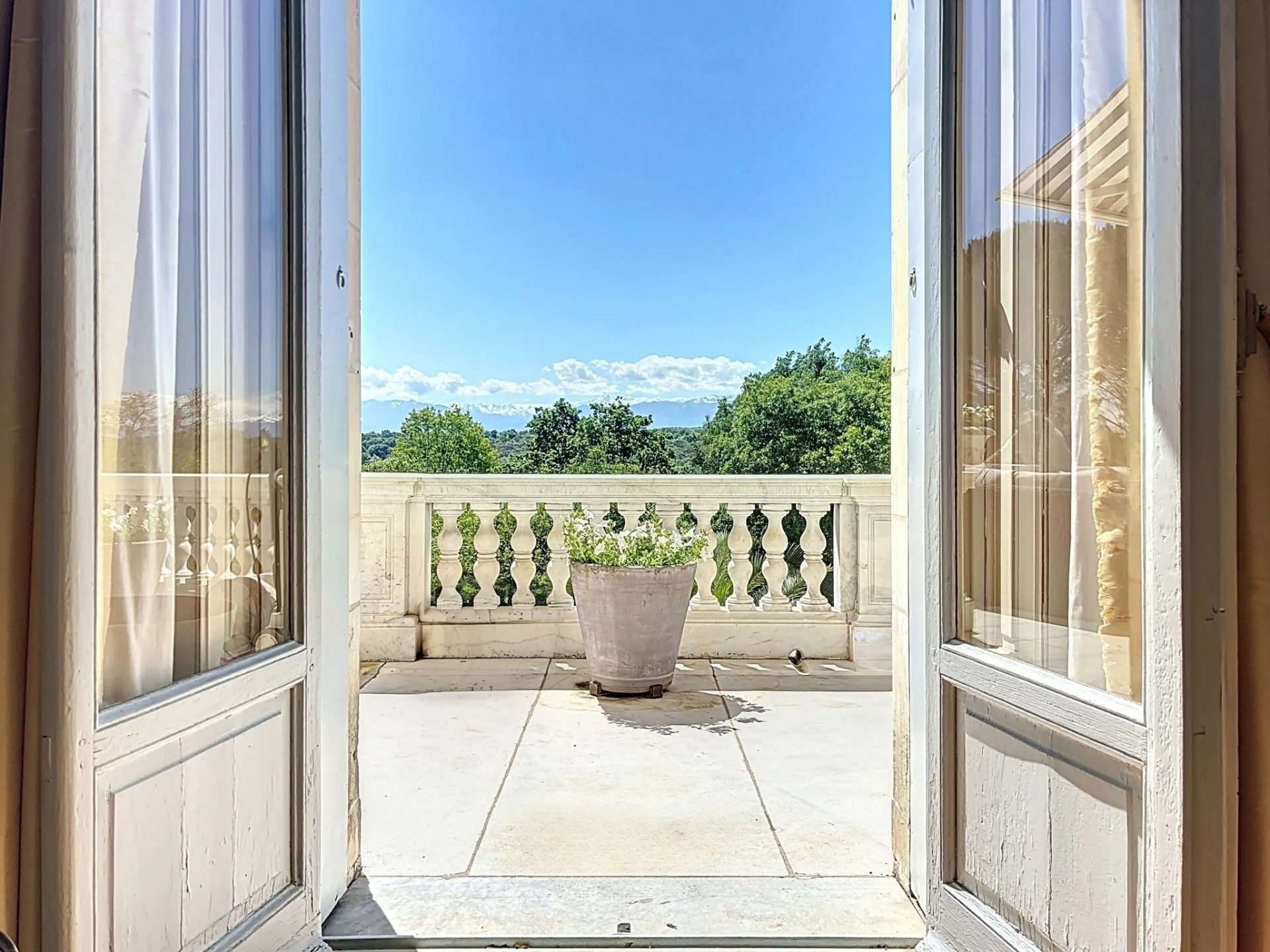 luxury apartment 8 Rooms for sale on PAU (64000)
