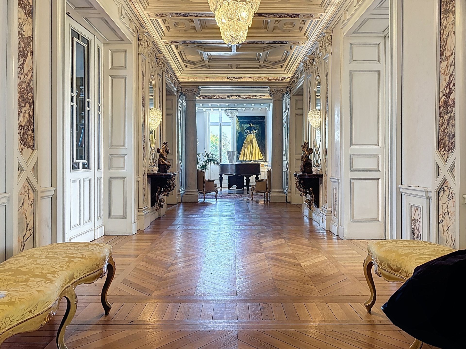 luxury apartment 8 Rooms for sale on PAU (64000)