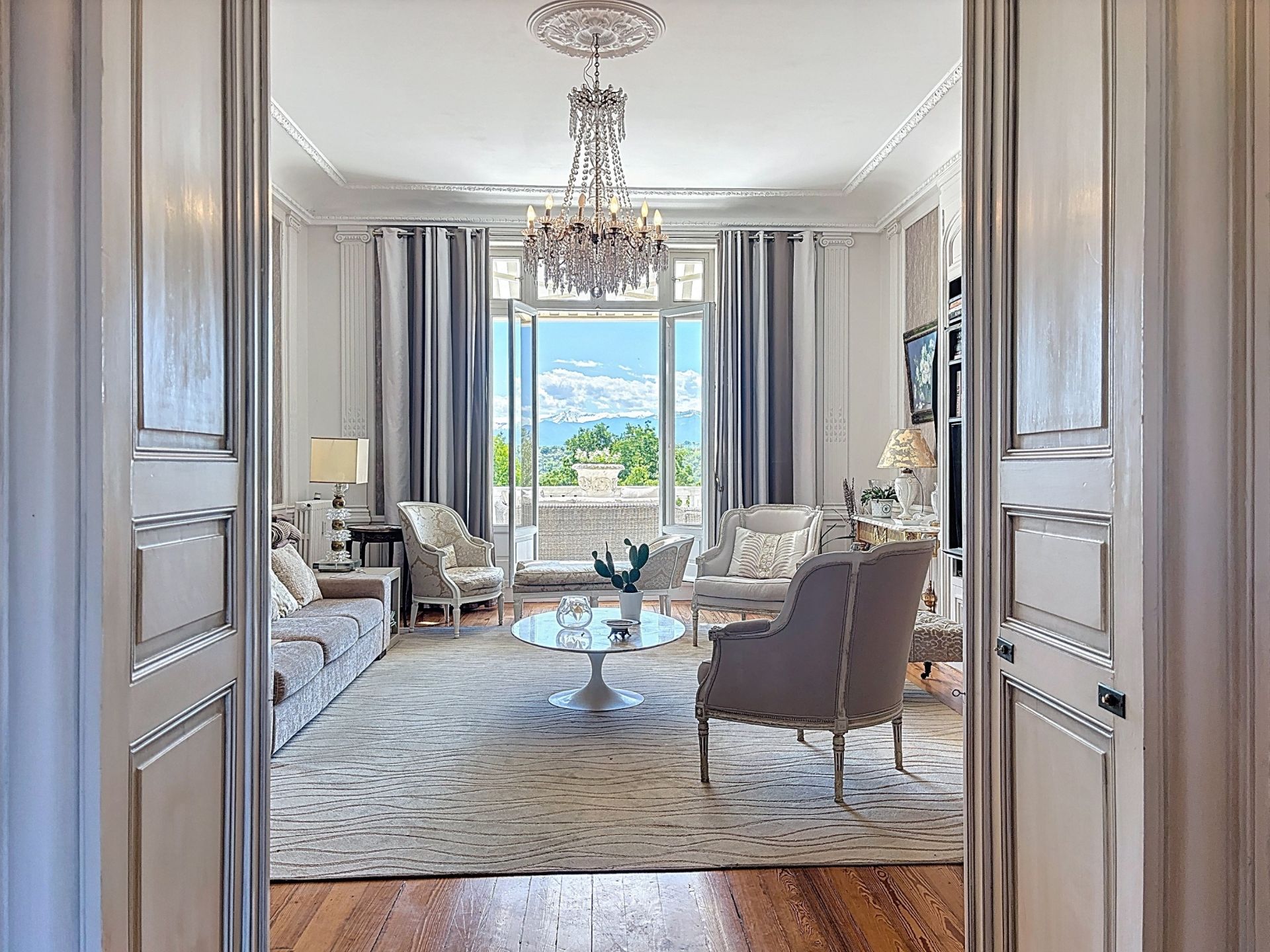 luxury apartment 8 Rooms for sale on PAU (64000)