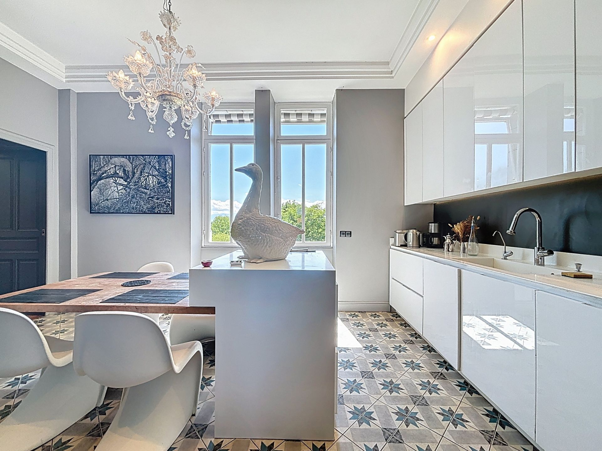 luxury apartment 8 Rooms for sale on PAU (64000)