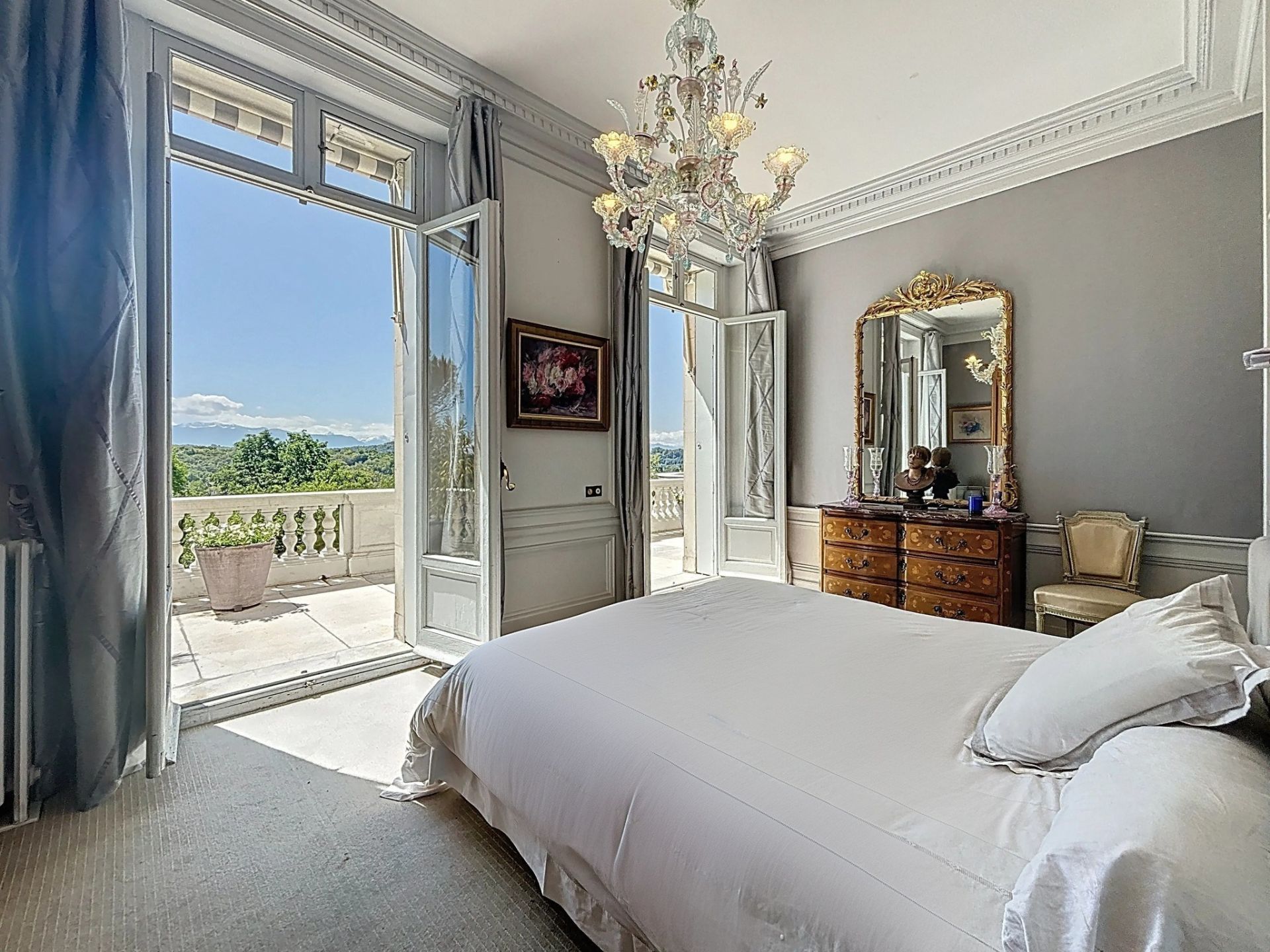 luxury apartment 8 Rooms for sale on PAU (64000)