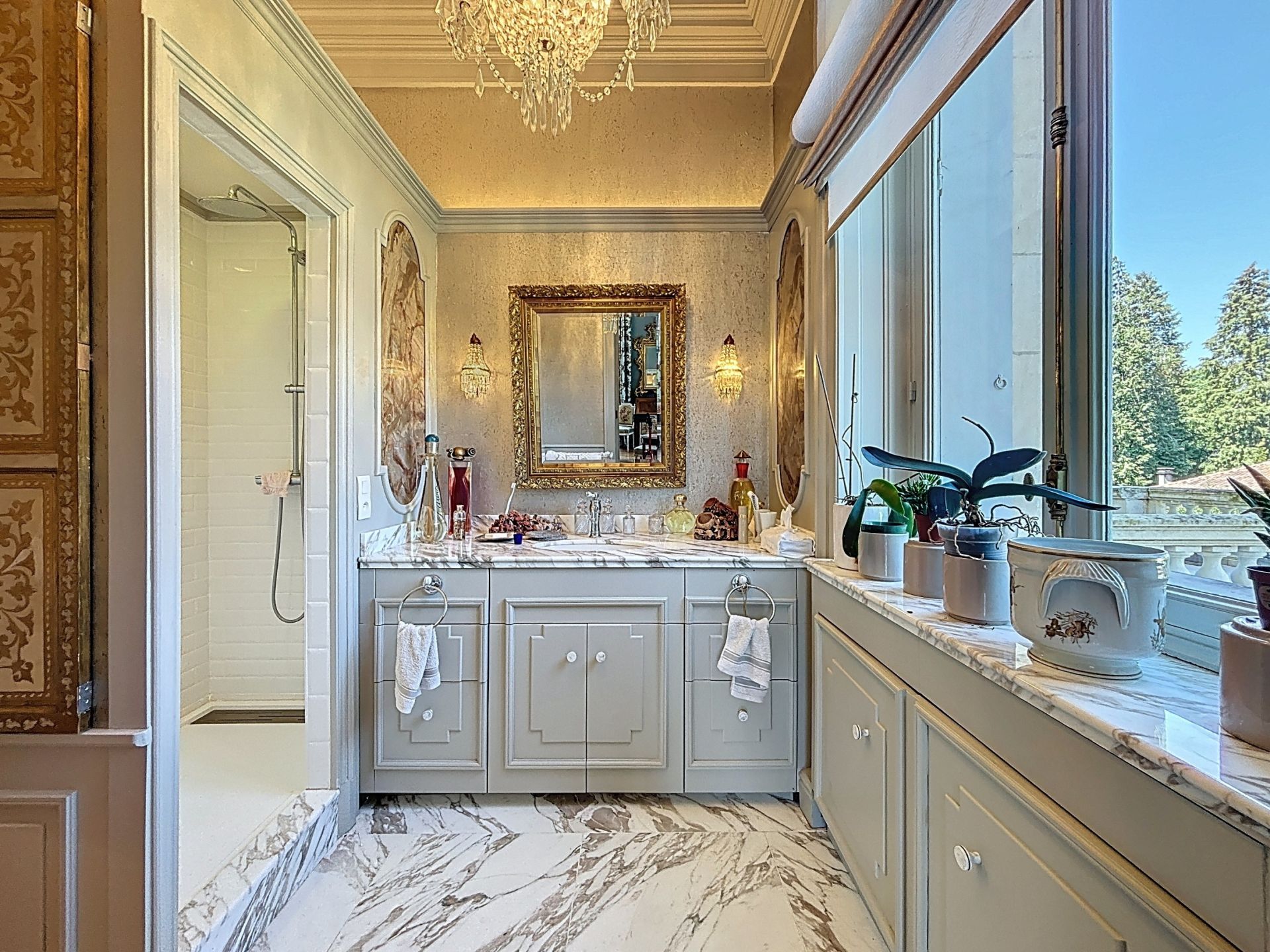 luxury apartment 8 Rooms for sale on PAU (64000)