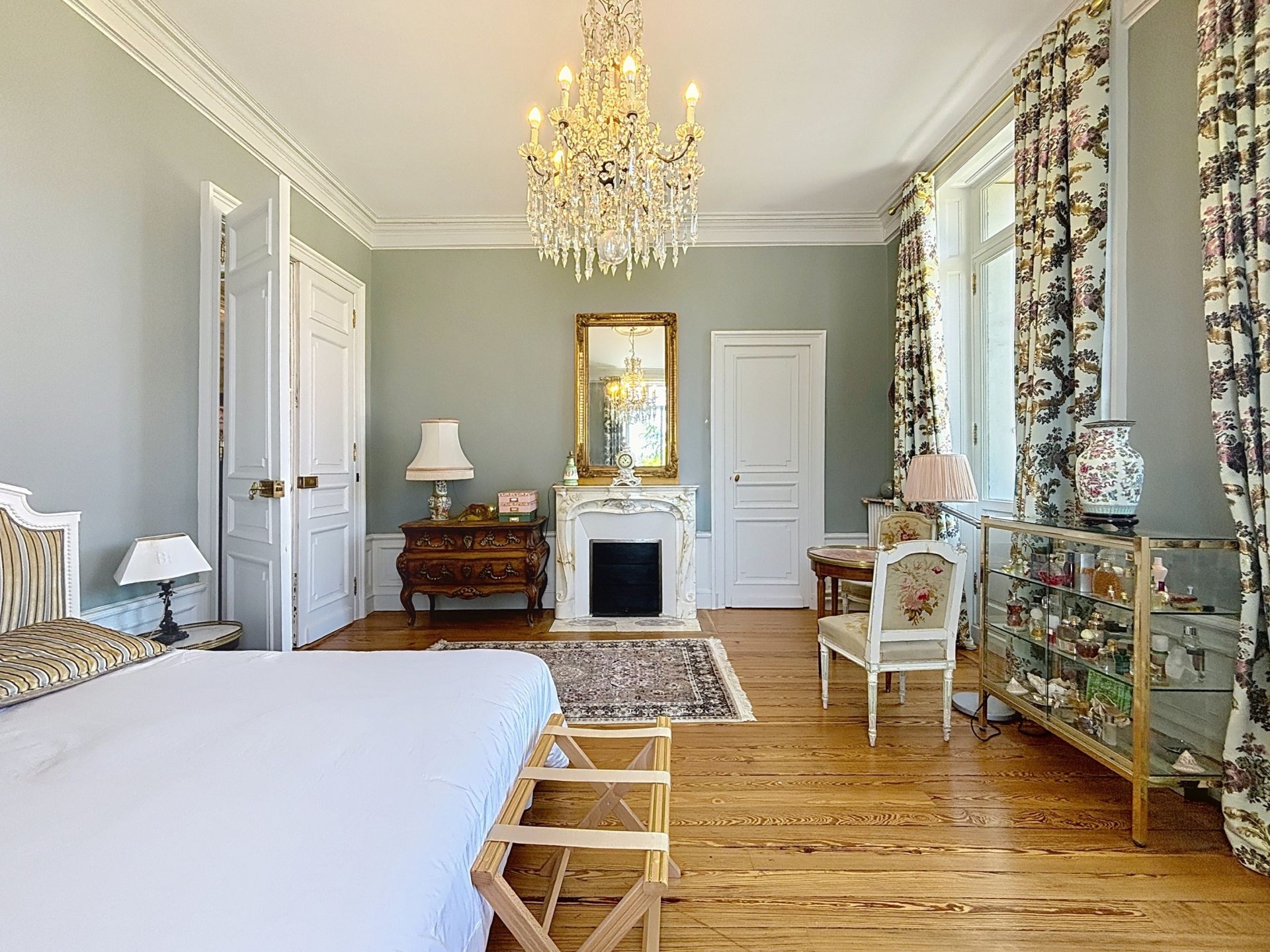 luxury apartment 8 Rooms for sale on PAU (64000)