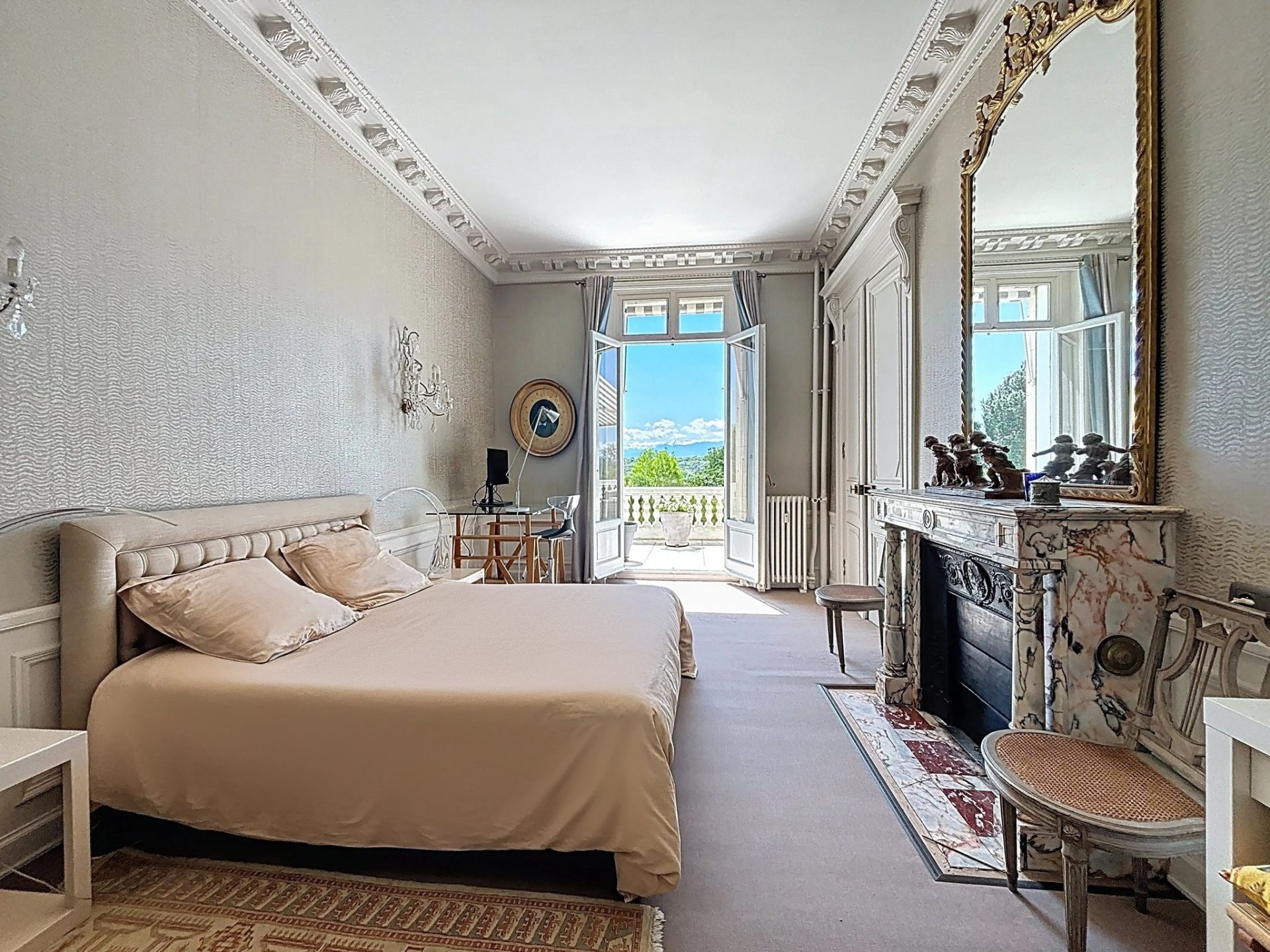 luxury apartment 8 Rooms for sale on PAU (64000)