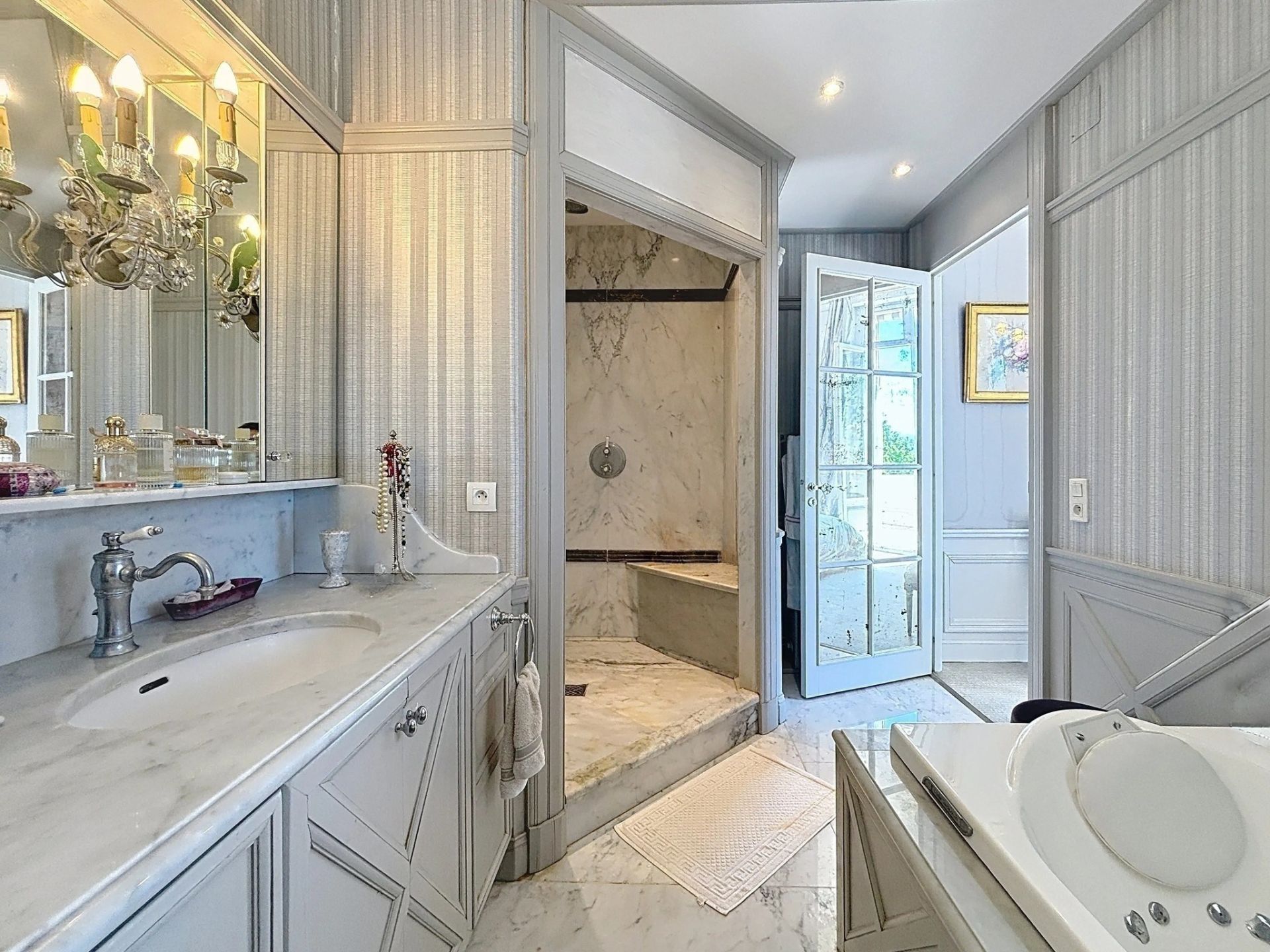 luxury apartment 8 Rooms for sale on PAU (64000)