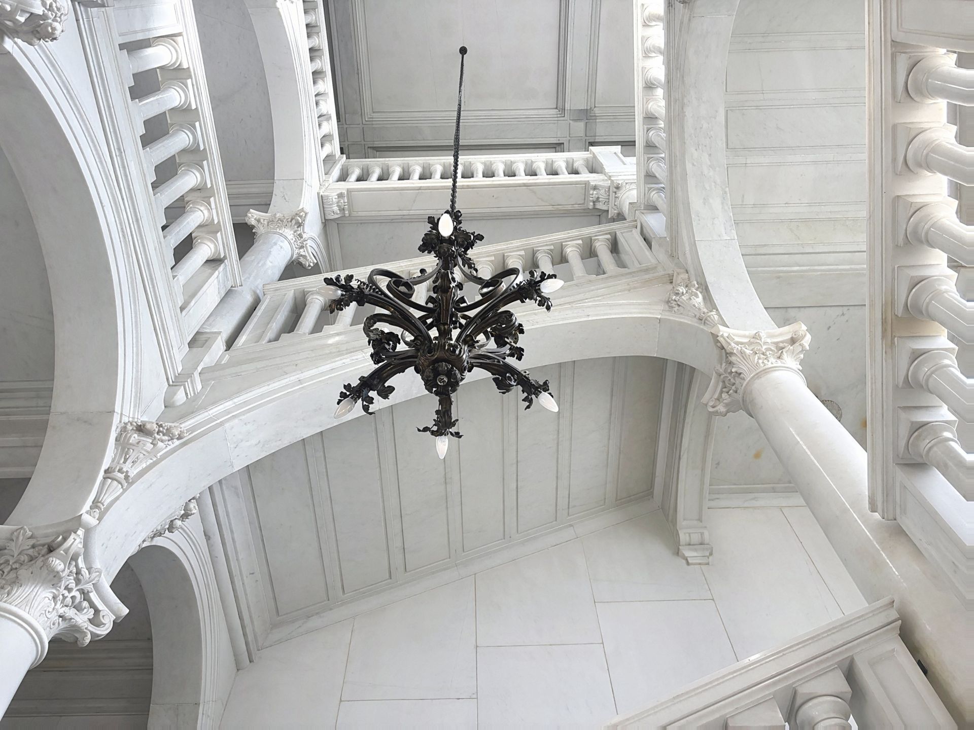 luxury apartment 8 Rooms for sale on PAU (64000)