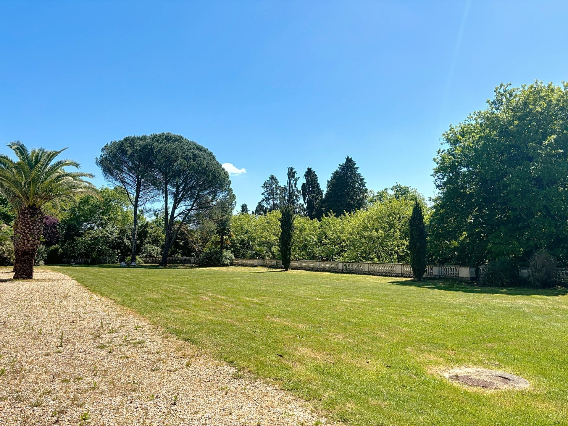 luxury apartment 8 Rooms for sale on PAU (64000)