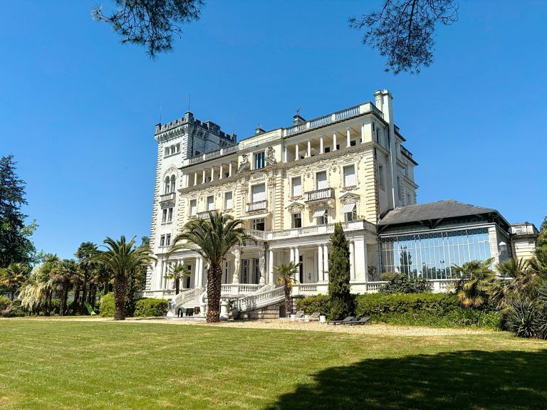 luxury apartment 8 Rooms for sale on PAU (64000)