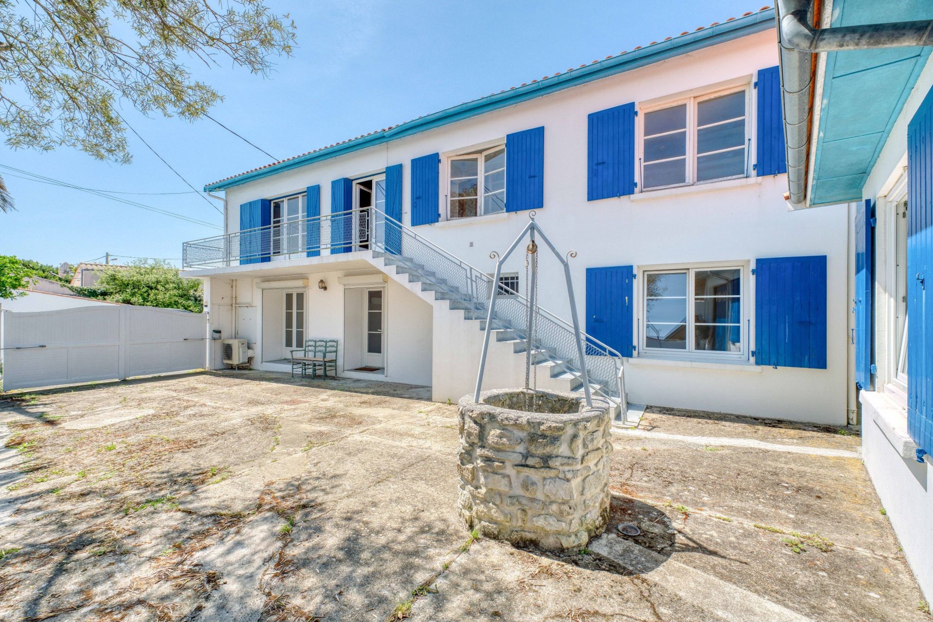 luxury house 8 Rooms for sale on ST DENIS D OLERON (17650)