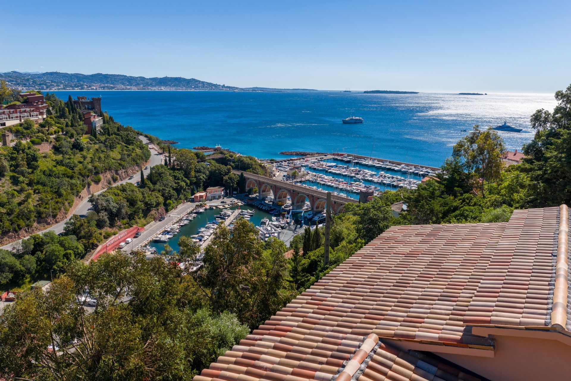 contemporary house 5 Rooms for sale on THEOULE SUR MER (06590)