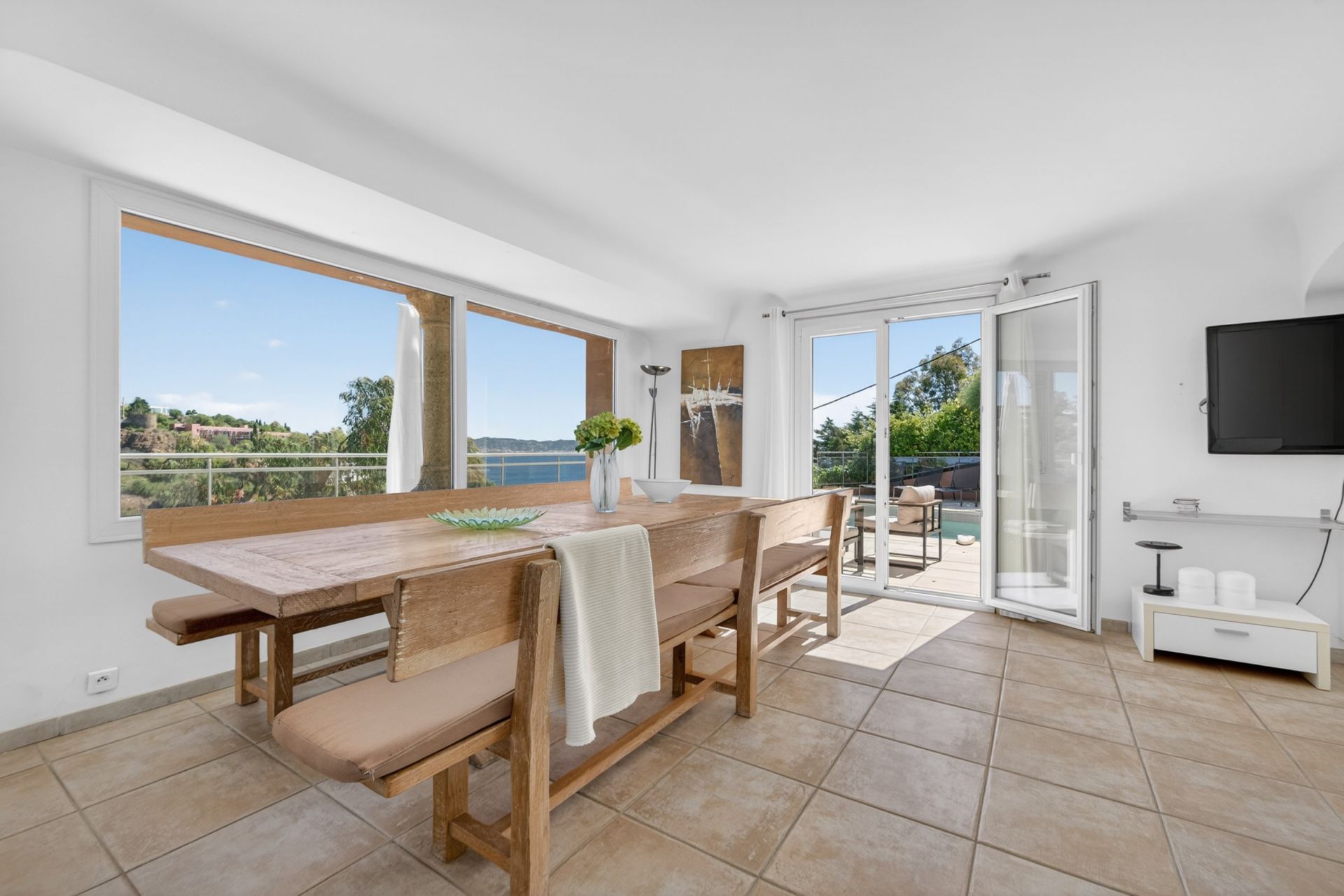 contemporary house 5 Rooms for sale on THEOULE SUR MER (06590)