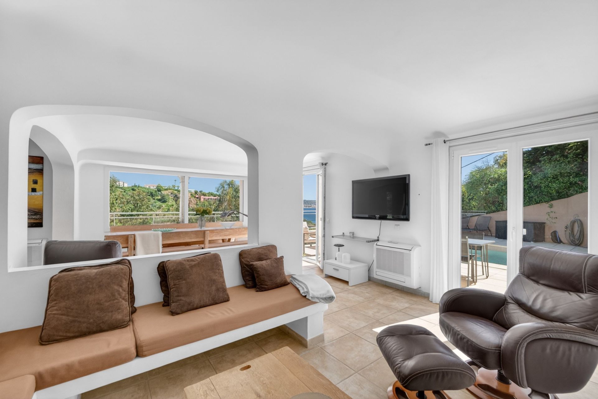 contemporary house 5 Rooms for sale on THEOULE SUR MER (06590)