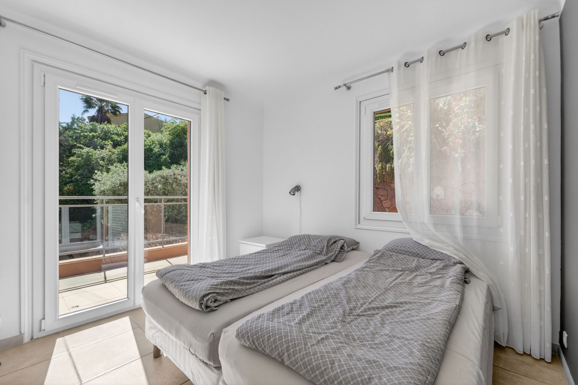 contemporary house 5 Rooms for sale on THEOULE SUR MER (06590)