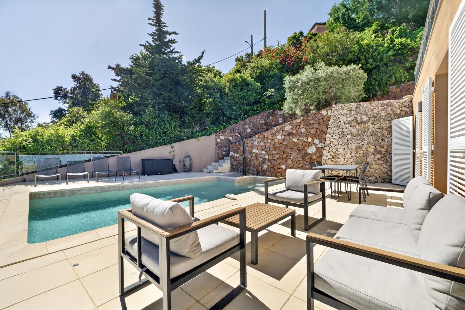 contemporary house 5 Rooms for sale on THEOULE SUR MER (06590)