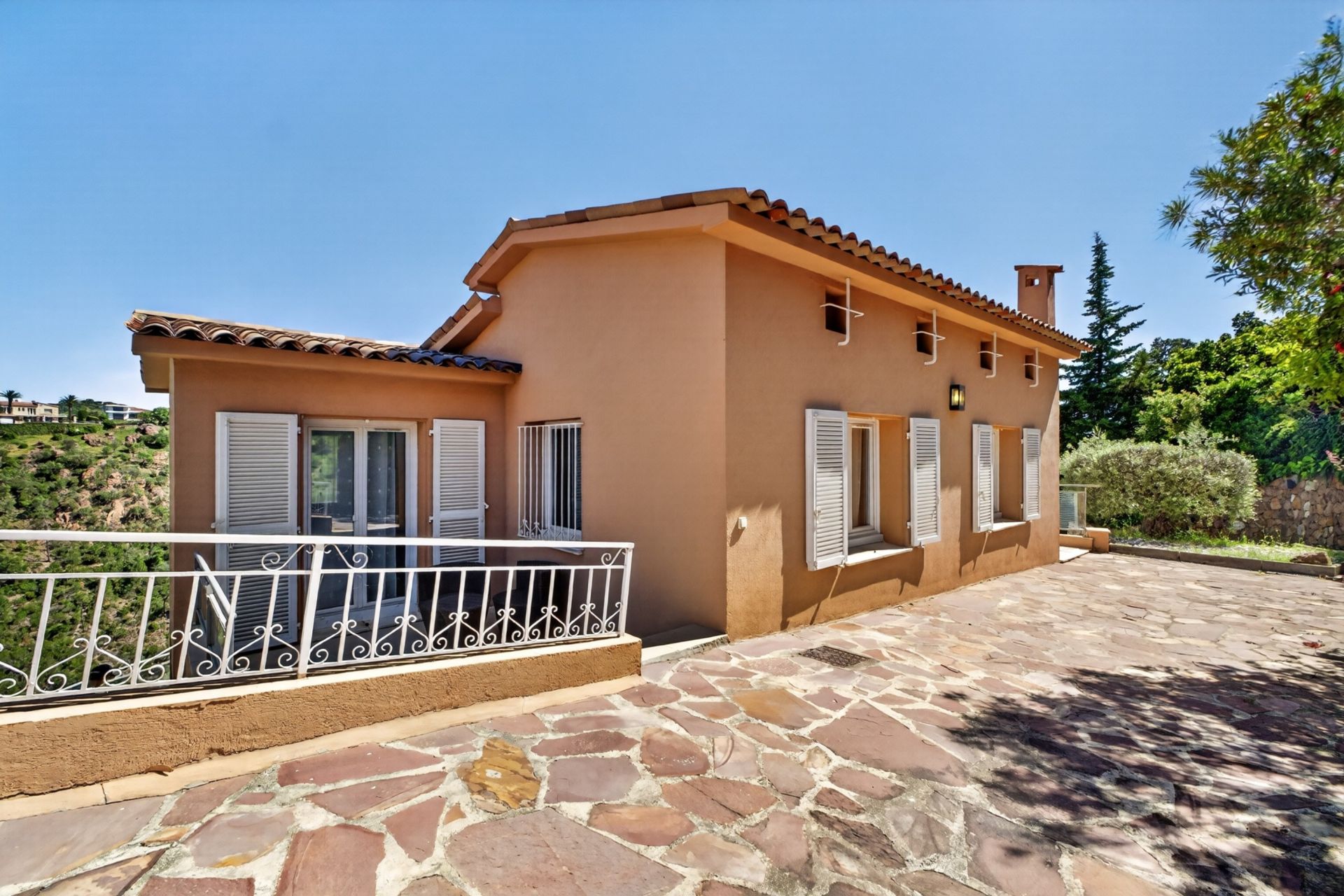 contemporary house 5 Rooms for sale on THEOULE SUR MER (06590)