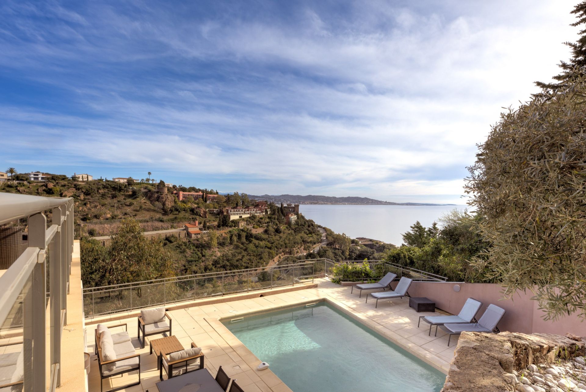 contemporary house 5 Rooms for sale on THEOULE SUR MER (06590)