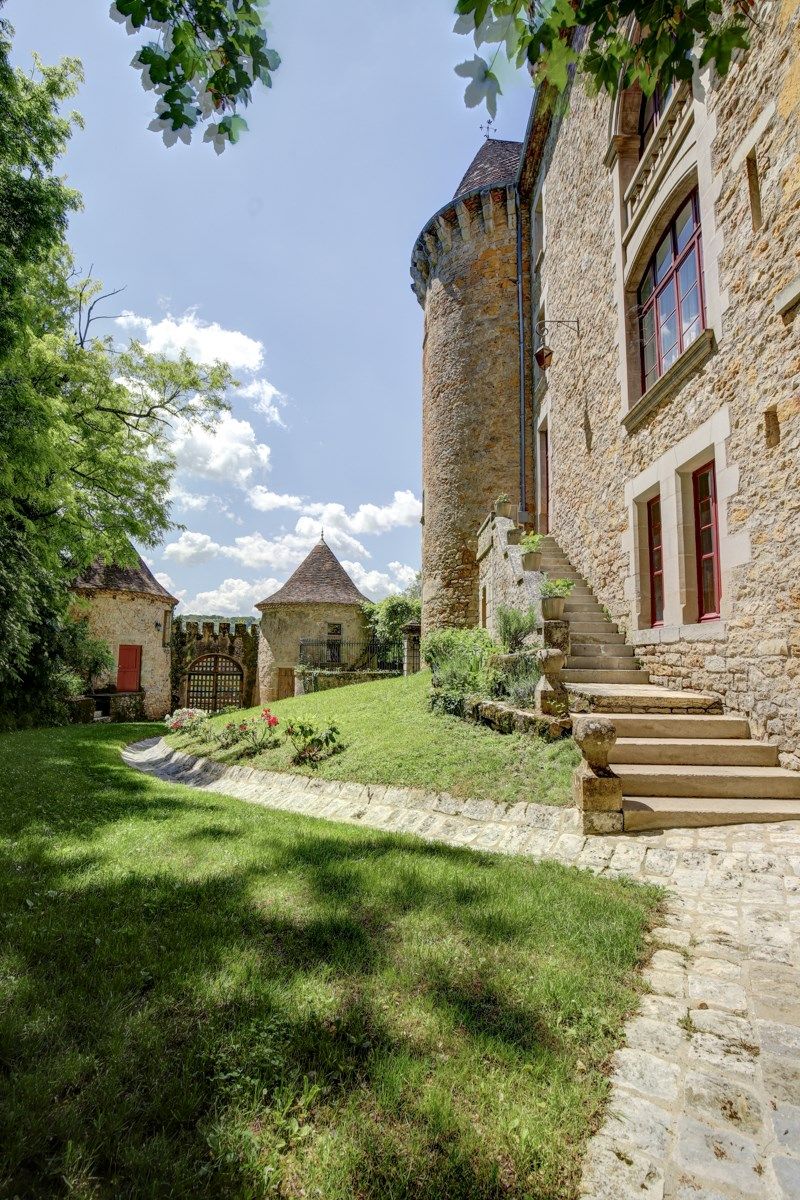 castle 35 Rooms for sale on FIGEAC (46100)