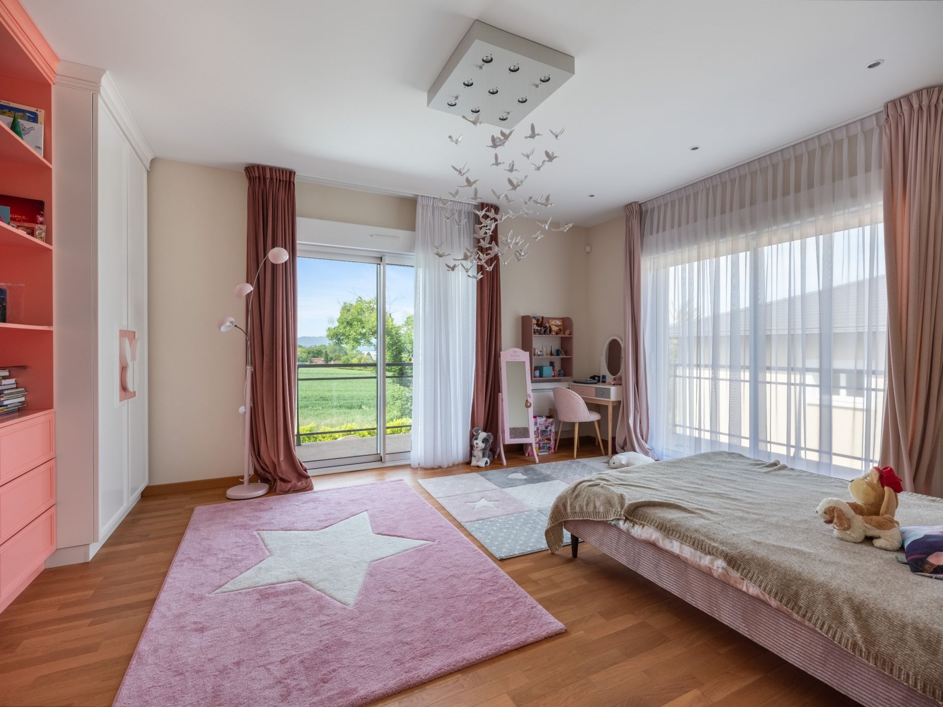 luxury house 9 Rooms for sale on CHENS SUR LEMAN (74140)