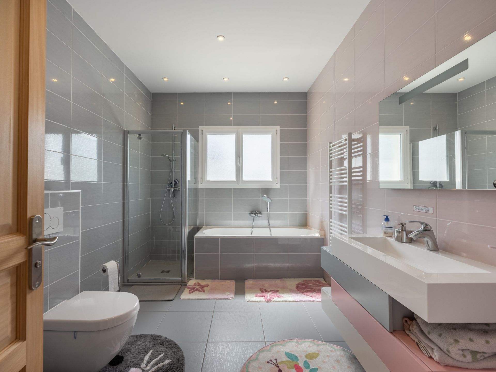 luxury house 9 Rooms for sale on CHENS SUR LEMAN (74140)