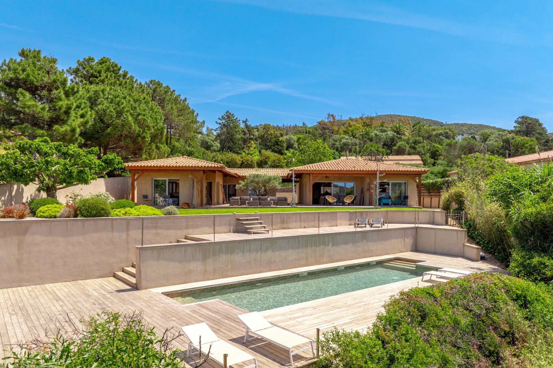 maison de luxe 7 Pièces en location saisonnière sur COTI CHIAVARI (20138)