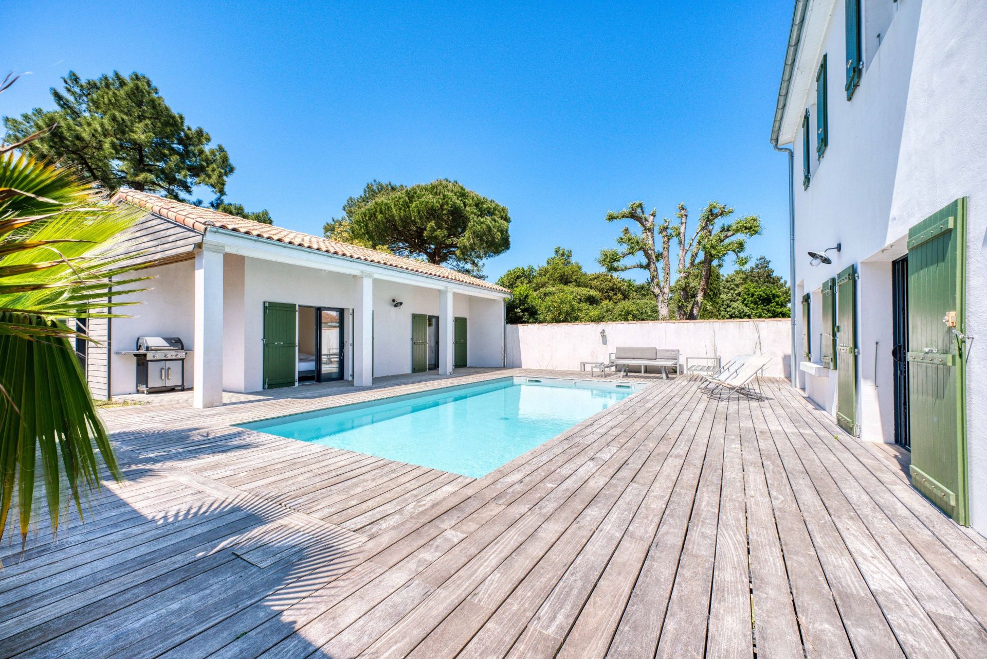 luxury house 9 Rooms for sale on LA COUARDE SUR MER (17670)