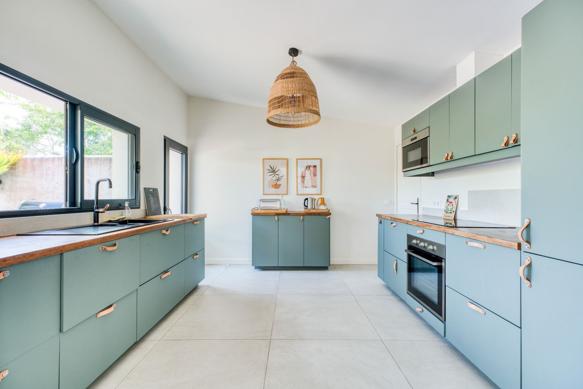 luxury house 9 Rooms for sale on LA COUARDE SUR MER (17670)