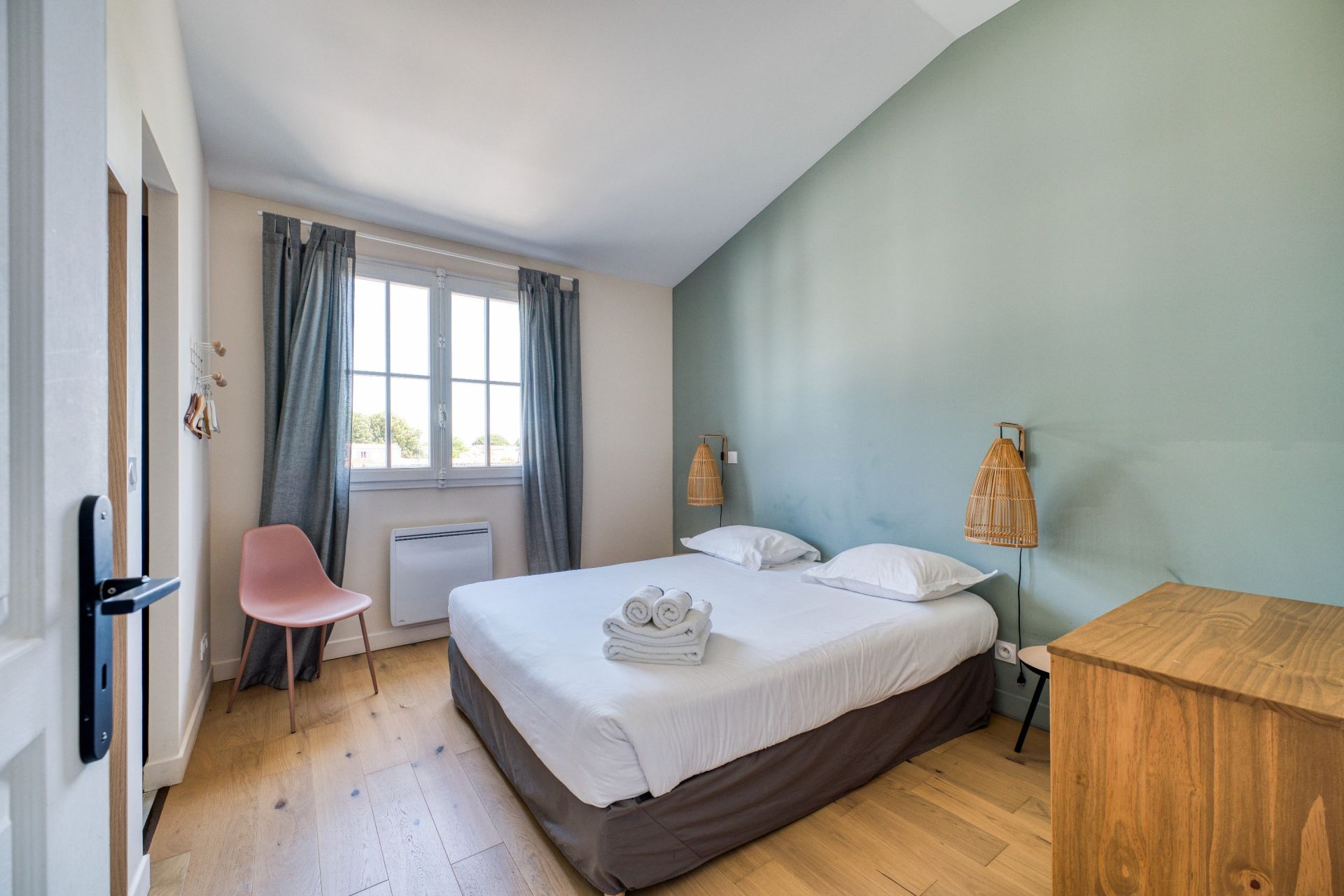 luxury house 9 Rooms for sale on LA COUARDE SUR MER (17670)