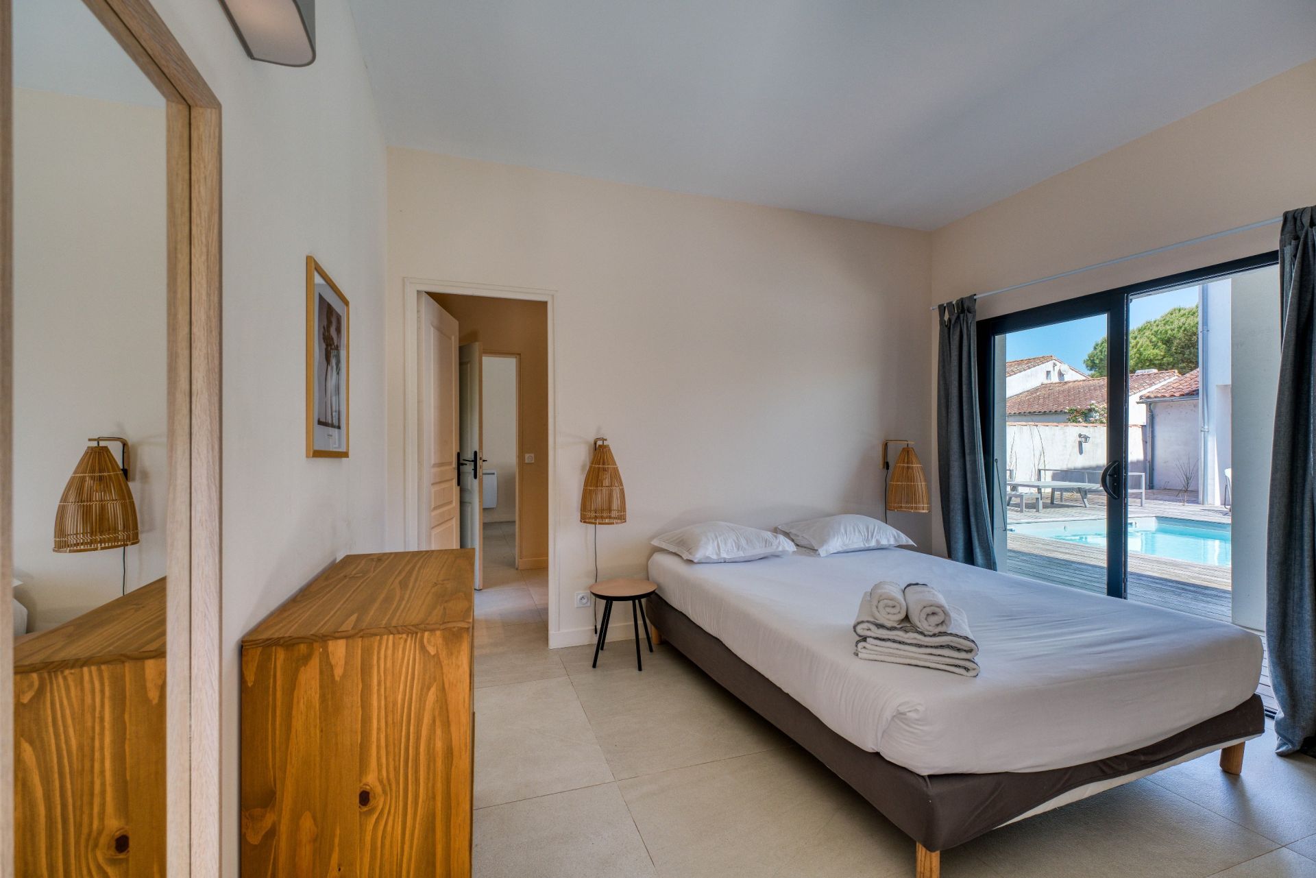 luxury house 9 Rooms for sale on LA COUARDE SUR MER (17670)