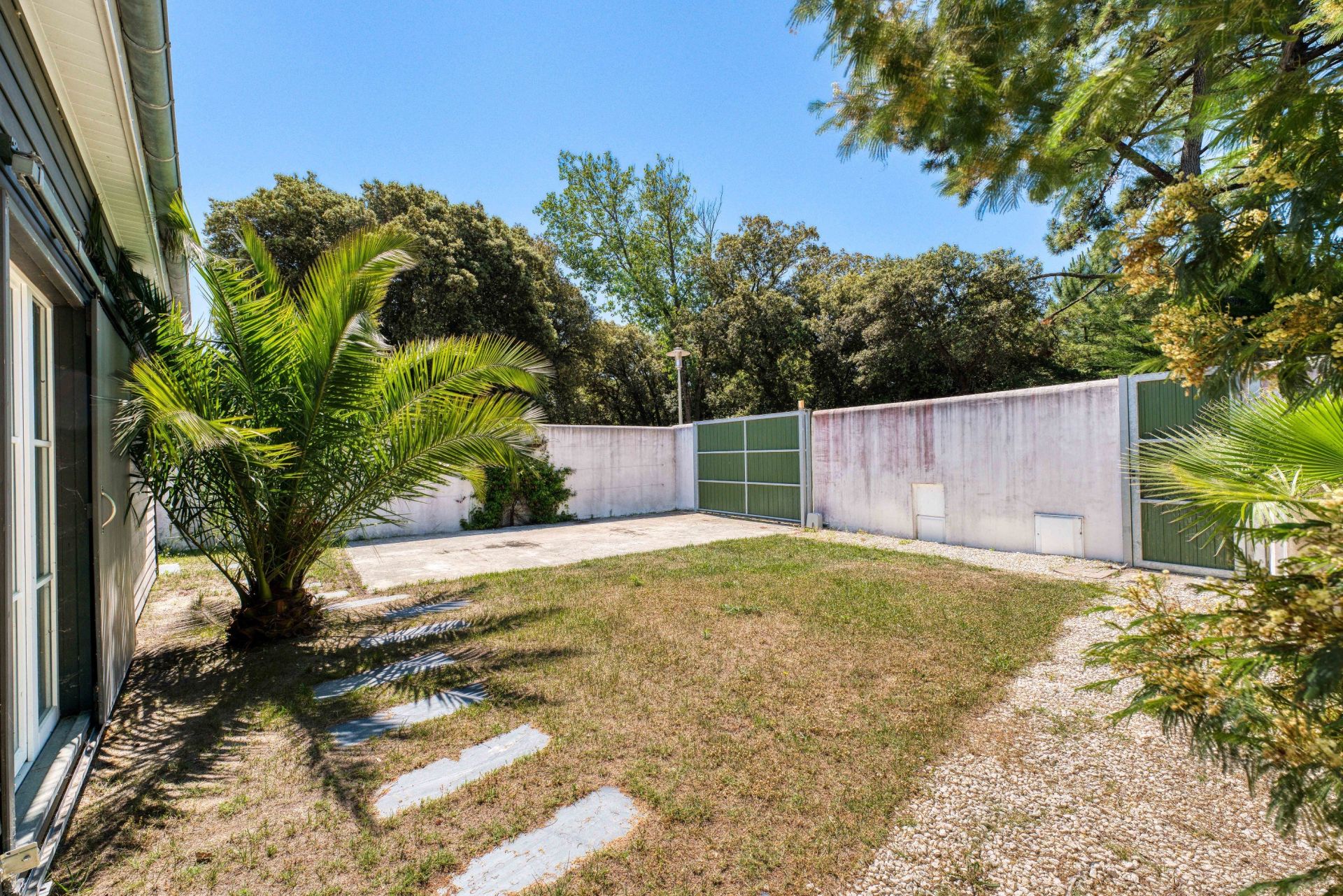 luxury house 9 Rooms for sale on LA COUARDE SUR MER (17670)