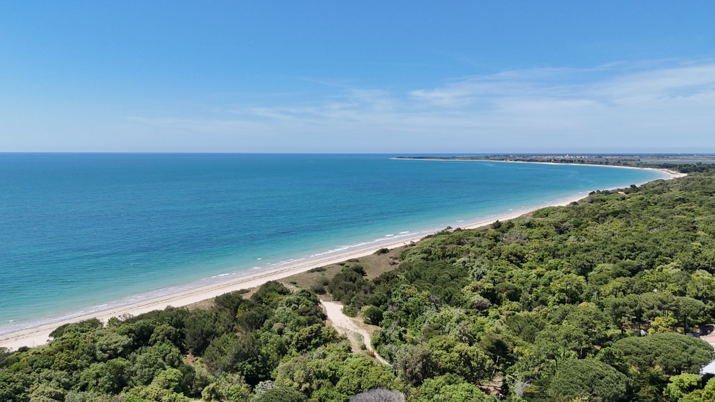 luxury house 9 Rooms for sale on LA COUARDE SUR MER (17670)