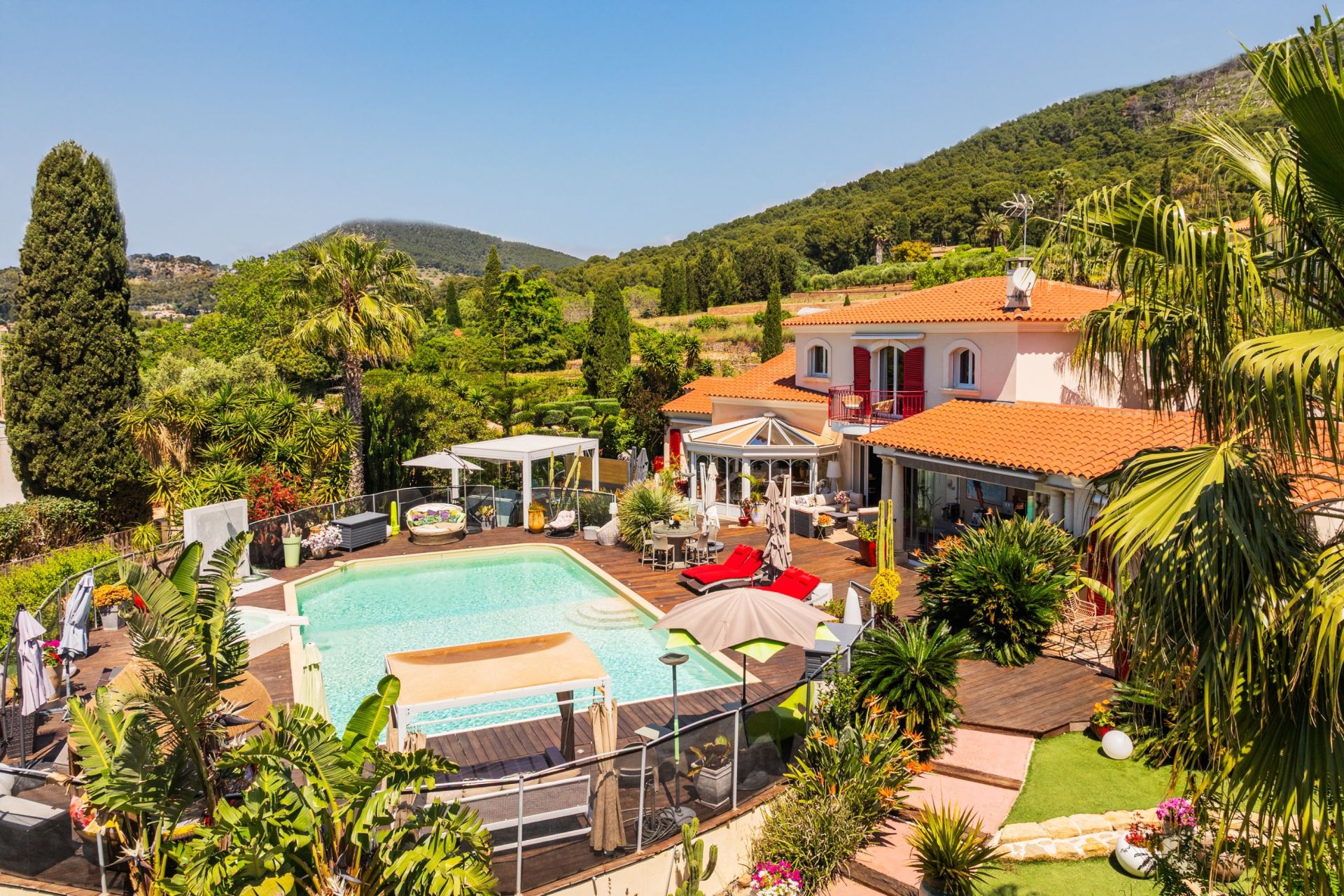 luxury house 10 Rooms for sale on CARQUEIRANNE (83320)