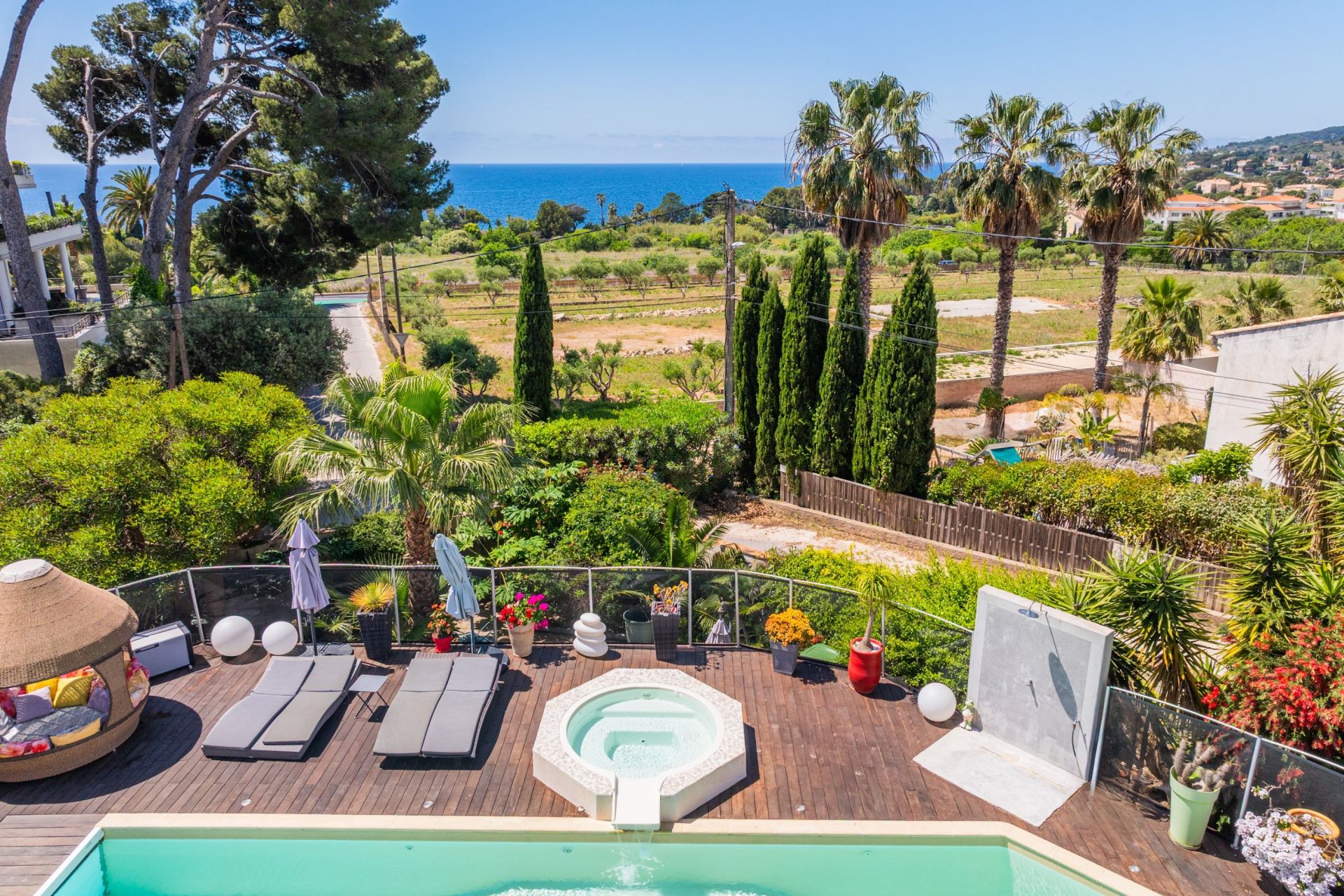 luxury house 10 Rooms for sale on CARQUEIRANNE (83320)