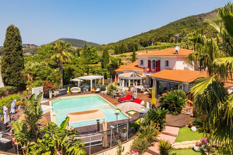 luxury house 10 Rooms for sale on CARQUEIRANNE (83320)