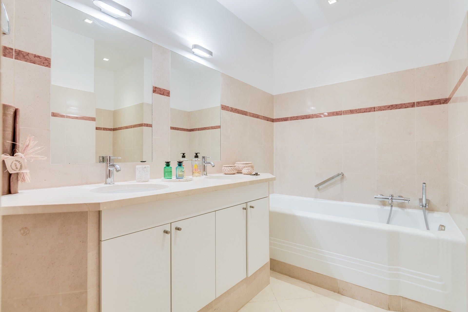 luxury apartment 3 Rooms for sale on MARSEILLE (13008)