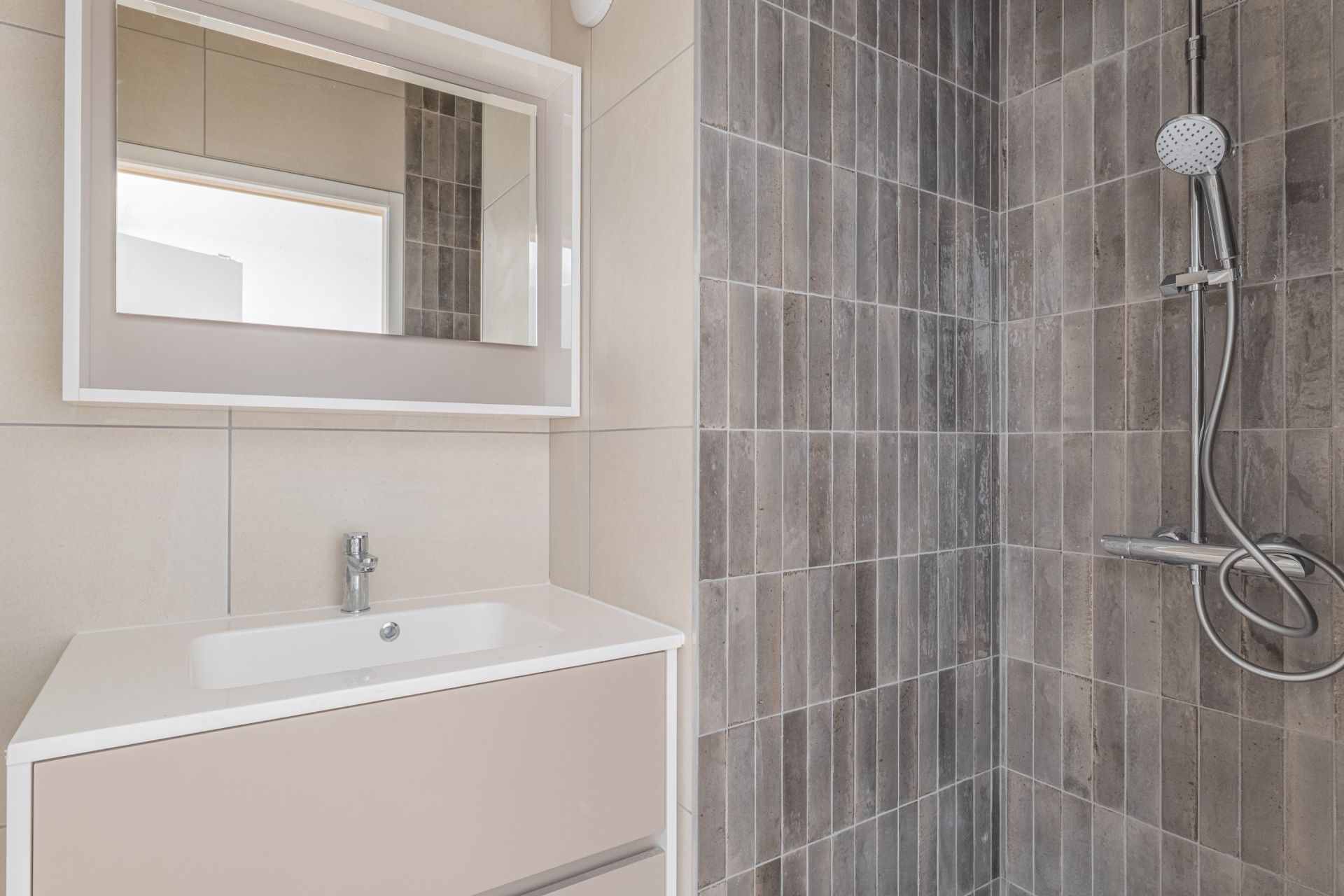 luxury apartment 4 Rooms for sale on CHAMPAGNE AU MONT D OR (69410)